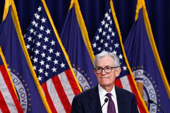  美联储决议维持现状，鲍威尔坚定表态；点阵图显示降息路径谨慎，中东局势增添不确定性。 股票财经