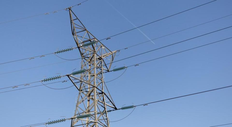  高压线警示醒目，钓鱼者仍触电身亡；法院适用无过错责任，供电企业获部分减责。 新闻