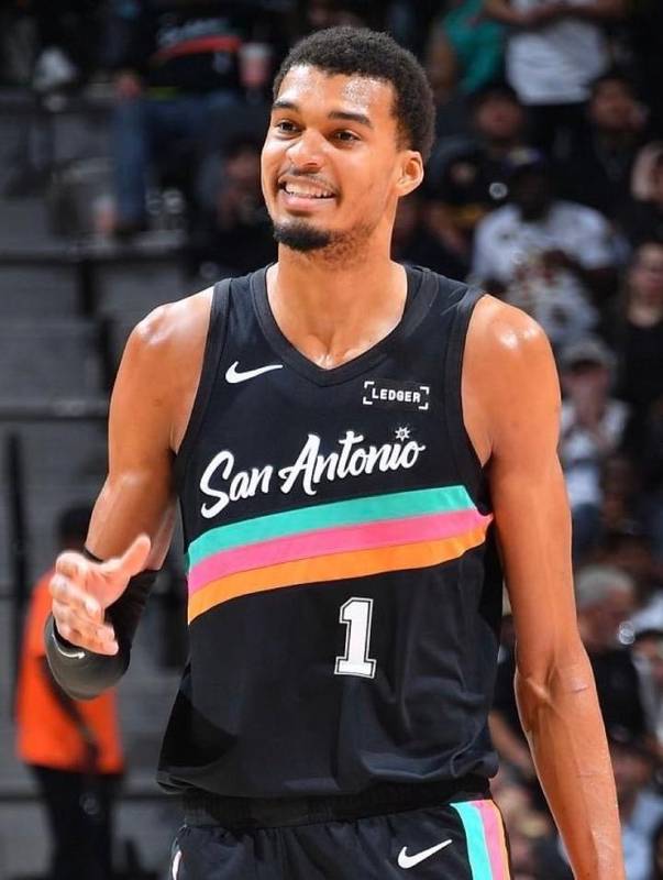  马刺核心文班亚马赛后畅谈MVP理由；防守影响常被忽视；对雷霆战绩彰显团队实力；进攻贡献超越单纯得分。 体育新闻