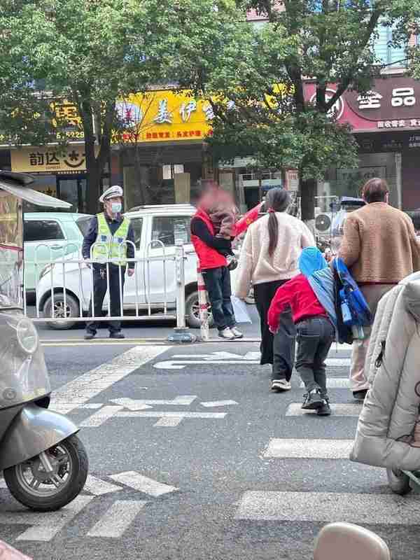  被透支的家庭防线：校园护学岗背后的治理困境 新闻 被透支的家庭防线：校园护学岗背后的治理困境 新闻