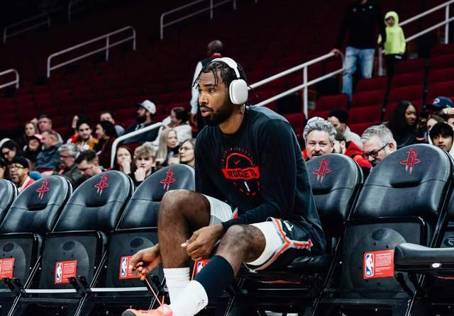  赛场博弈的内耗与新生：火箭锋线重构的深度逻辑 体育新闻