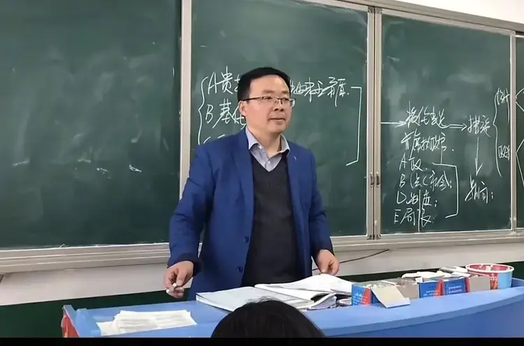 新高考选科数据深层拆解：文科塌陷背后的三重结构性挤压与破局路径