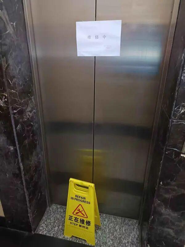  【技术深度】运行21年电梯的“超期服役”困局：老旧设备维修困境与换新机制全解析 房产家居